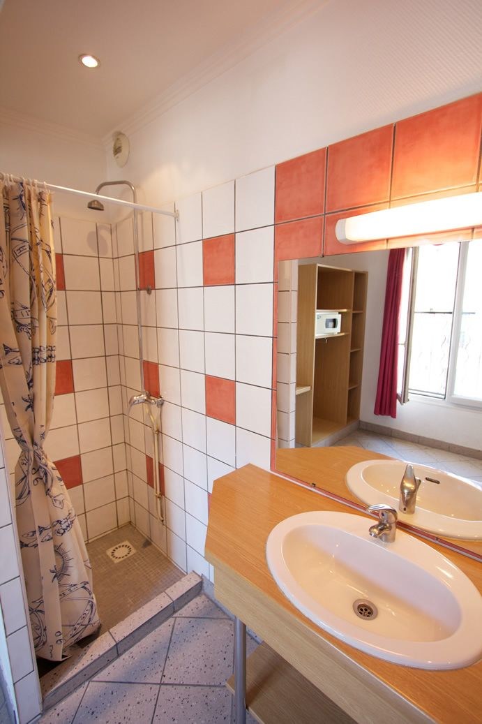 Bastille Hostel
