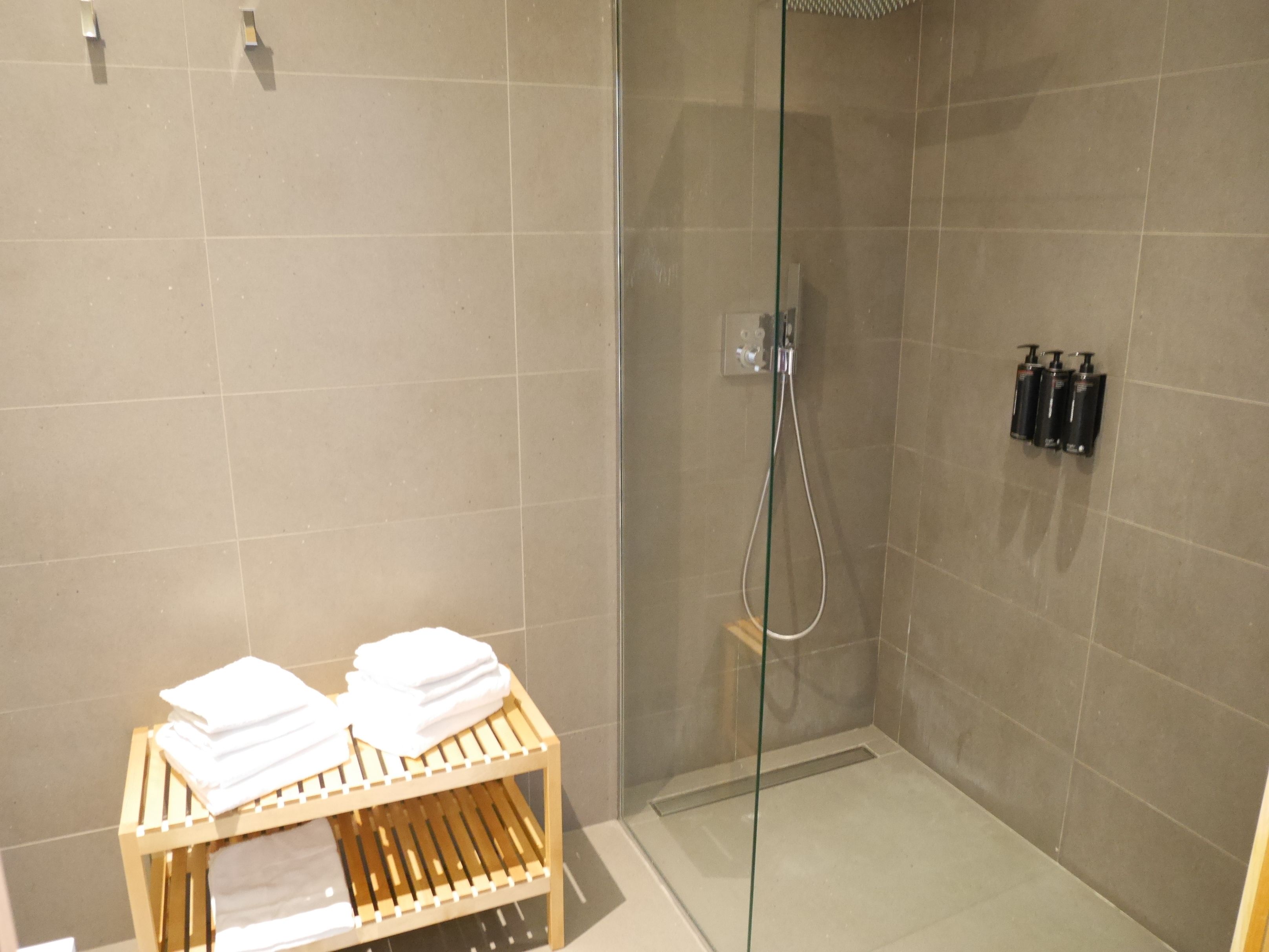 Le Chat Qui Dort-Suites