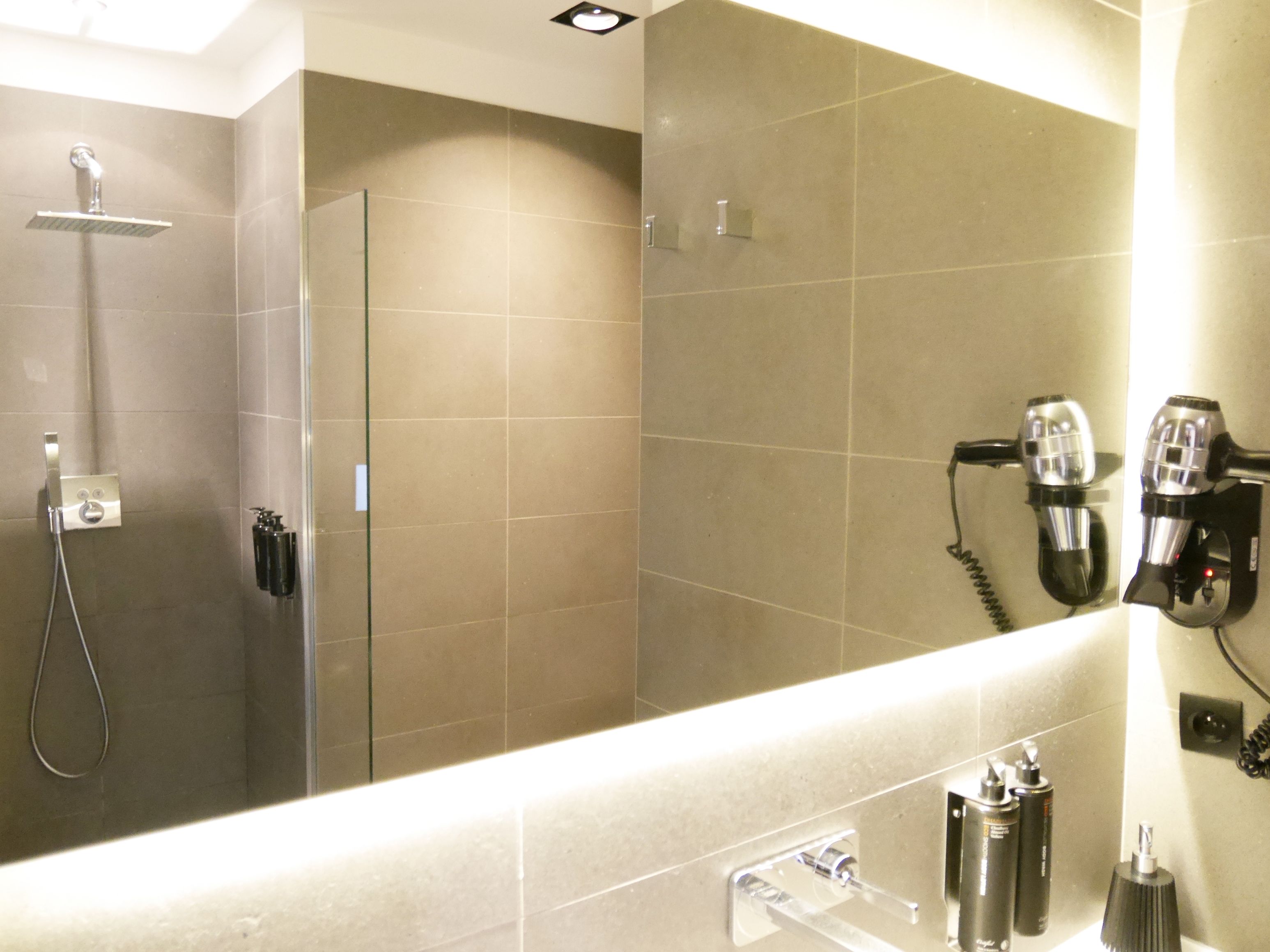 Le Chat Qui Dort-Suites