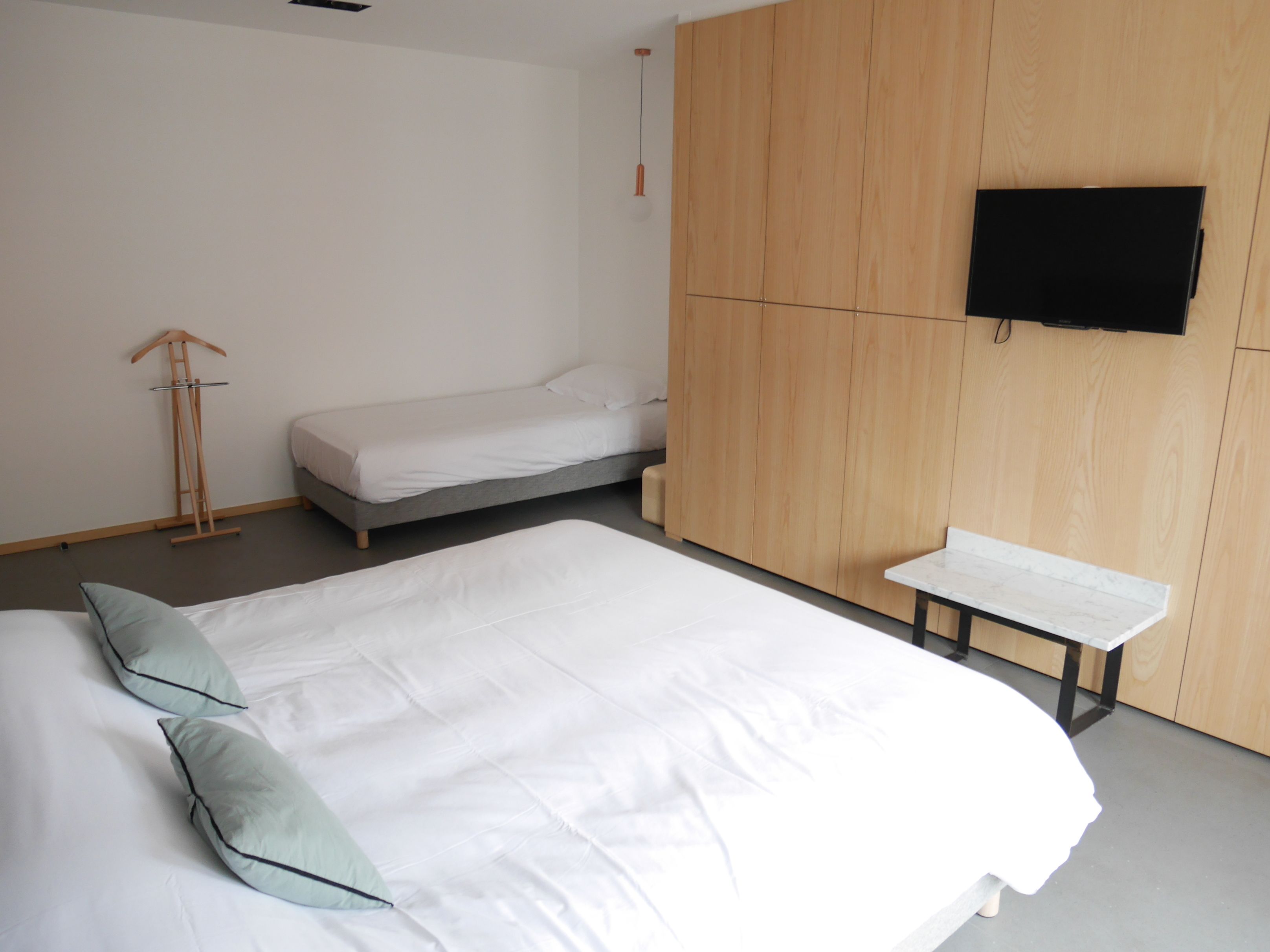 Le Chat Qui Dort-Suites