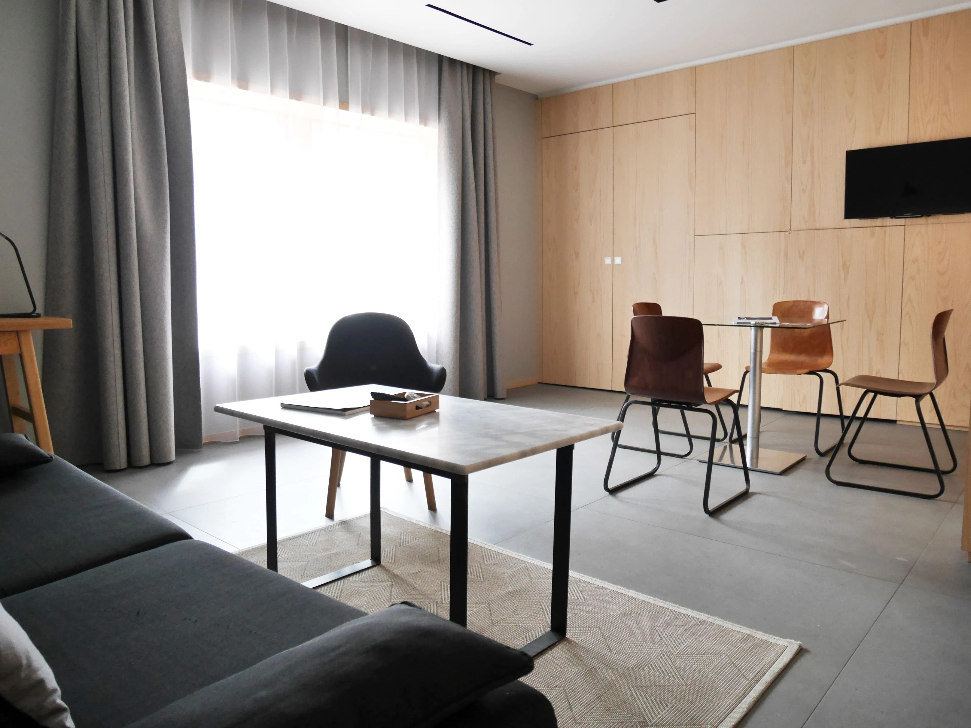 Le Chat Qui Dort-Suites