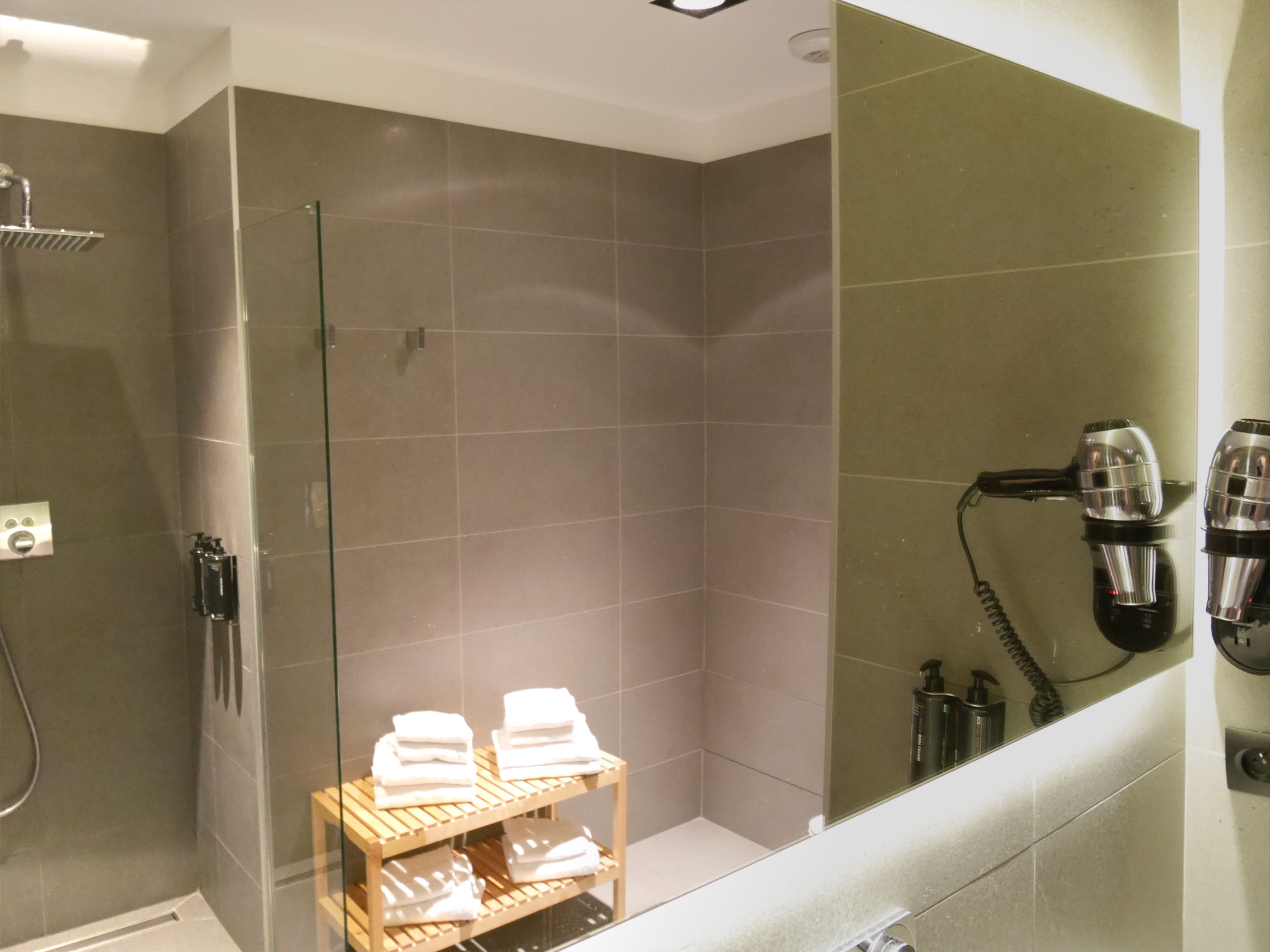 Le Chat Qui Dort-Suites