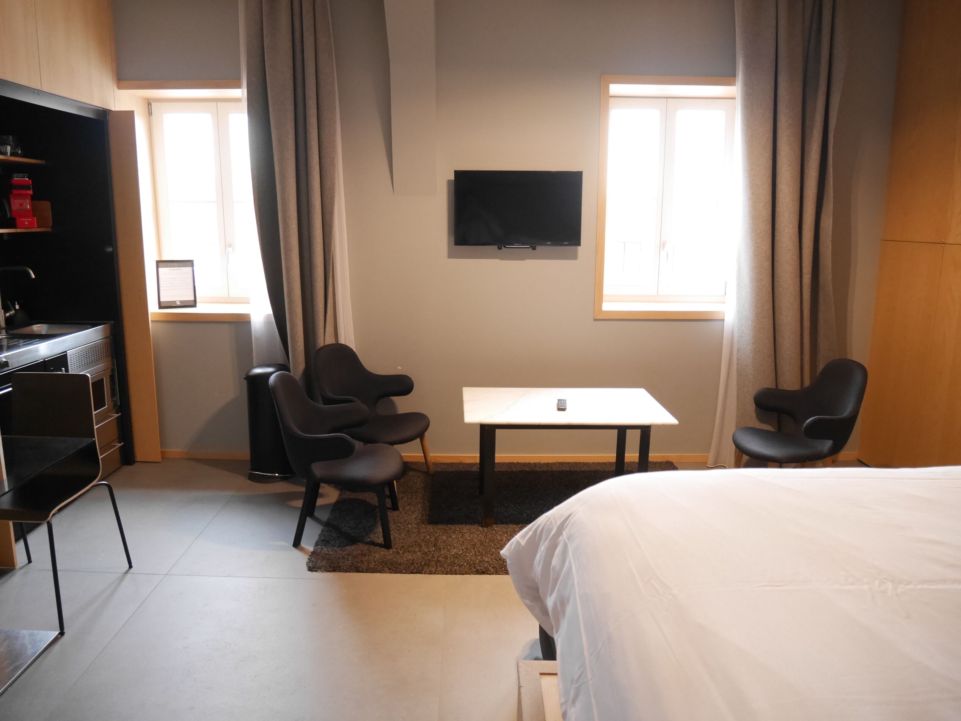 Le Chat Qui Dort-Suites