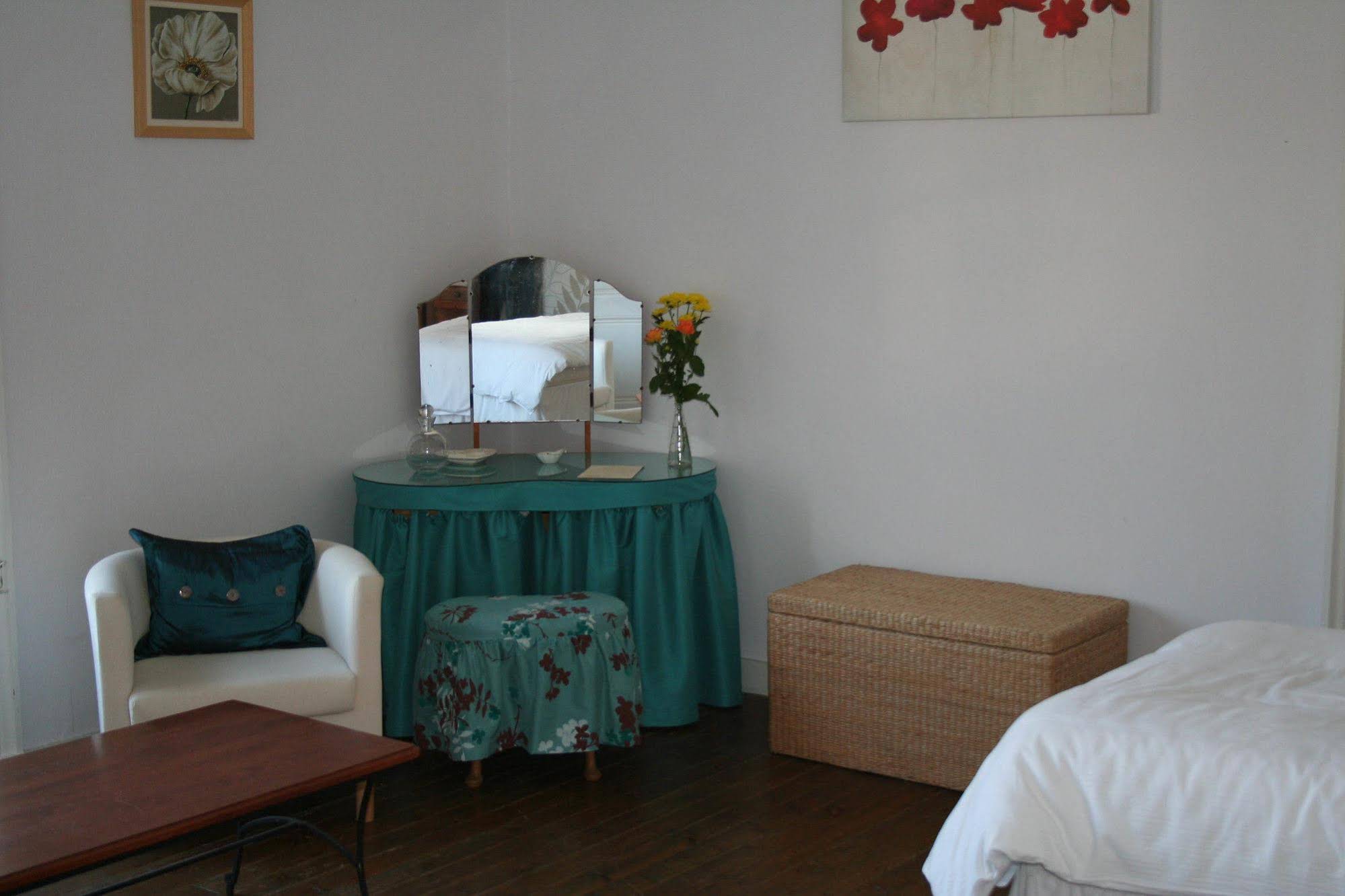 Le Voltaire Chambres et Table d'Hotes
