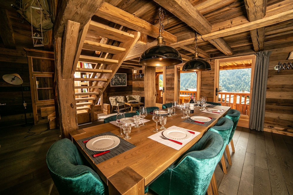Kashmyre Chalet Luxe Chauffeur Sauna