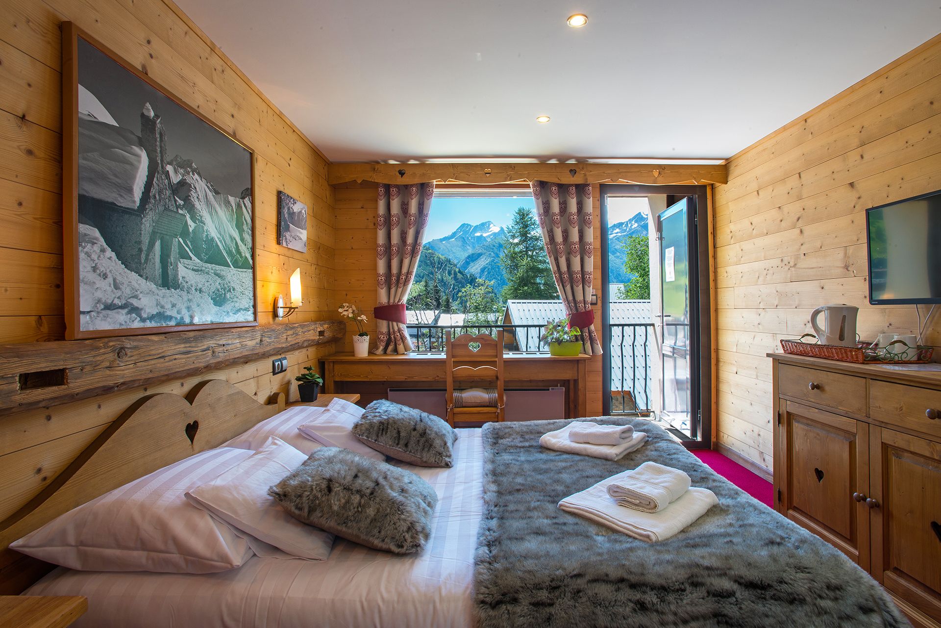 Hotel Base Camp Lodge