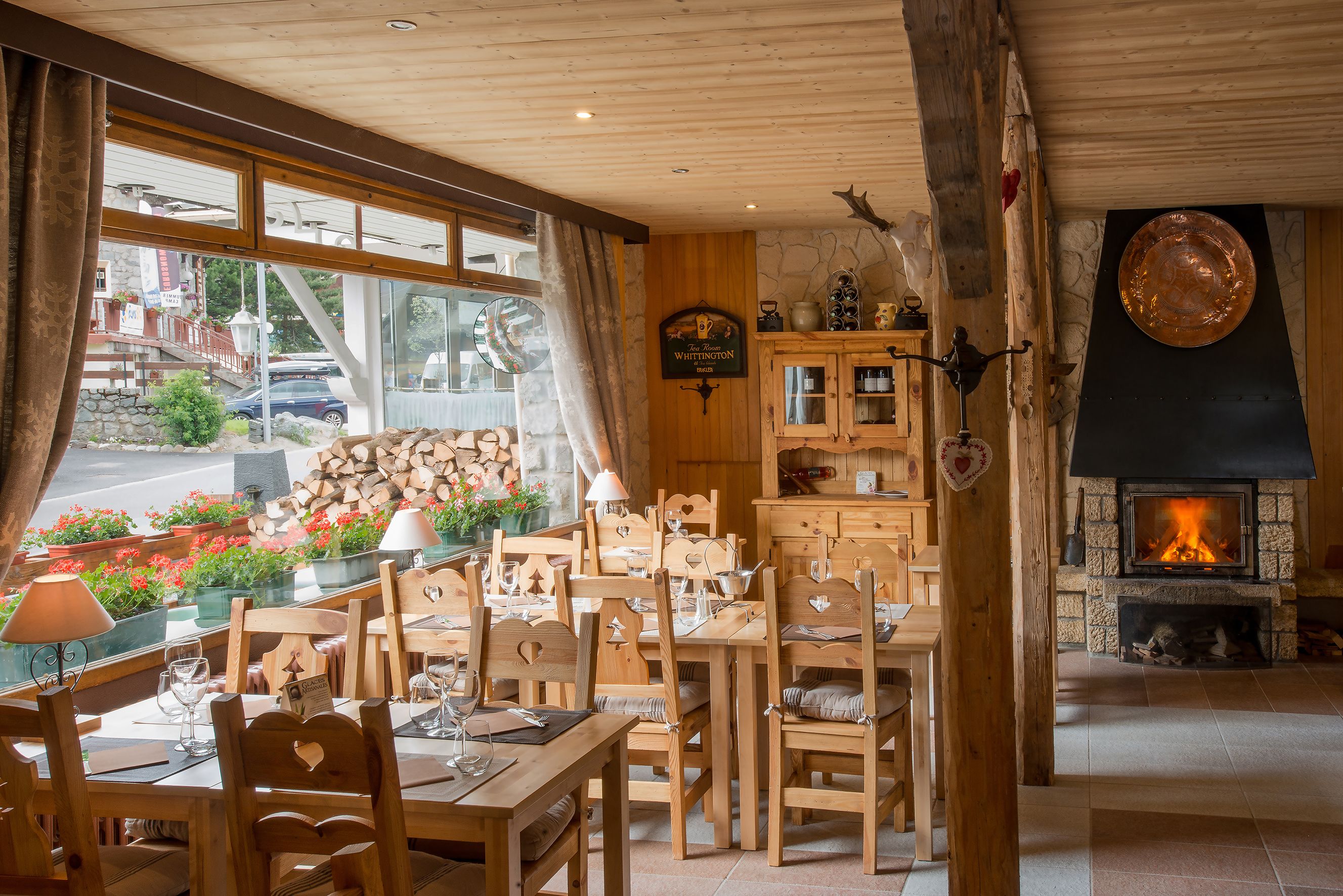 Hotel Base Camp Lodge