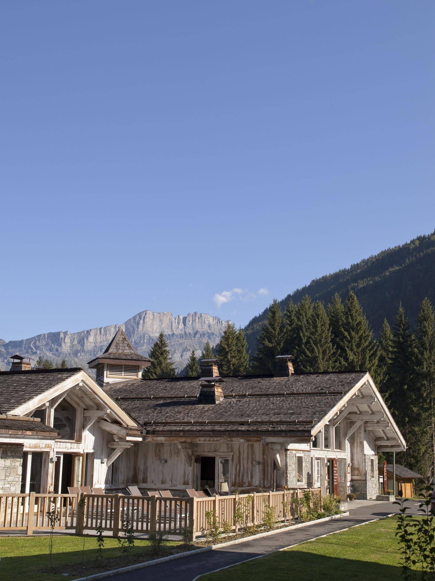 Le Hameau De Pierre Blanche