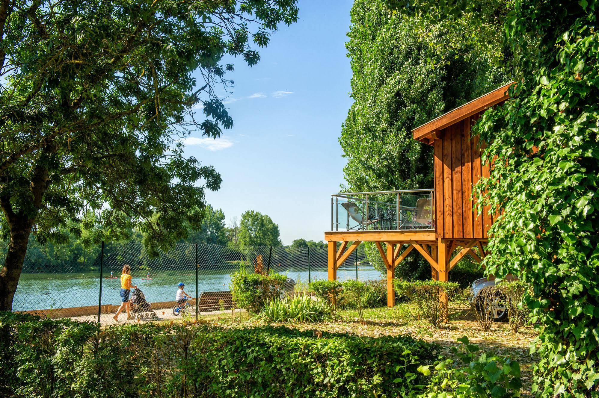 Kanopee Village de Trevoux Pitches