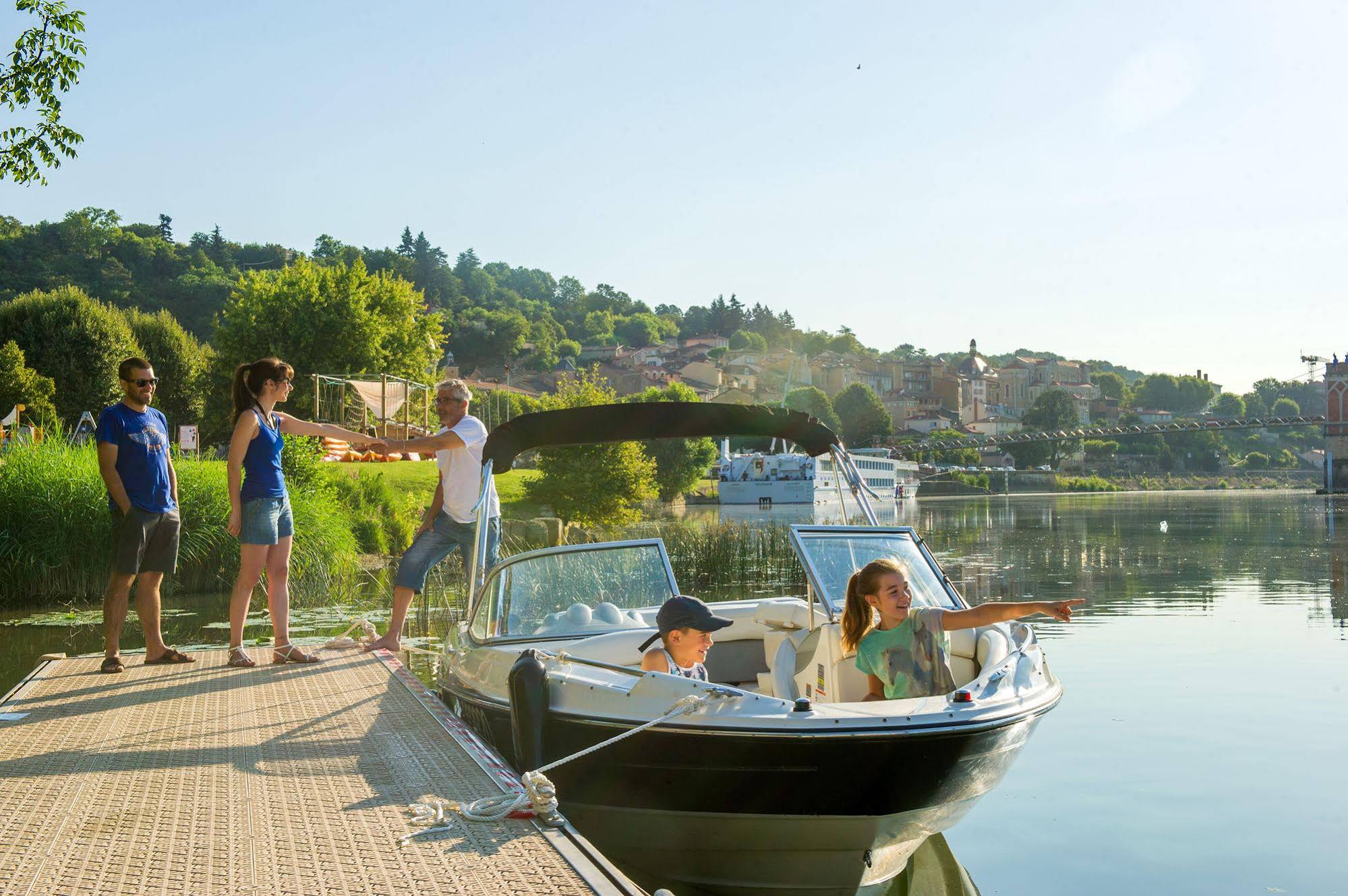 Kanopee Village de Trevoux Pitches
