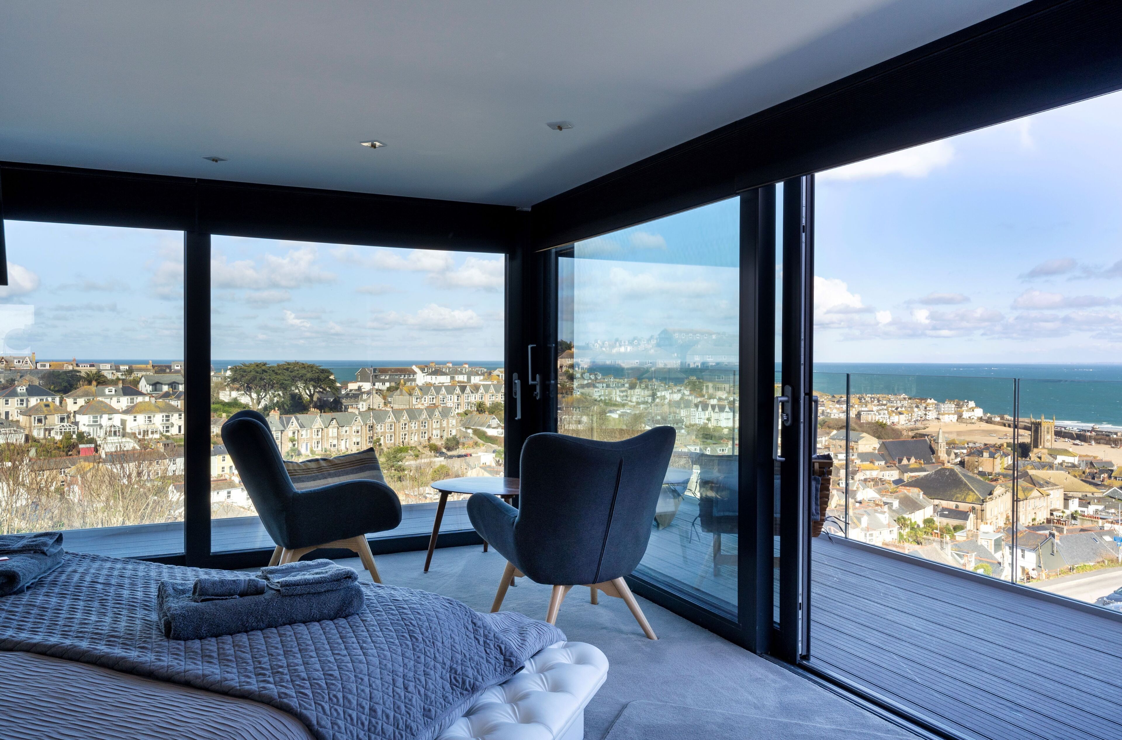 Uno - St Ives
