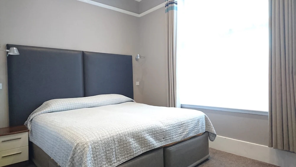 Avis Hotel