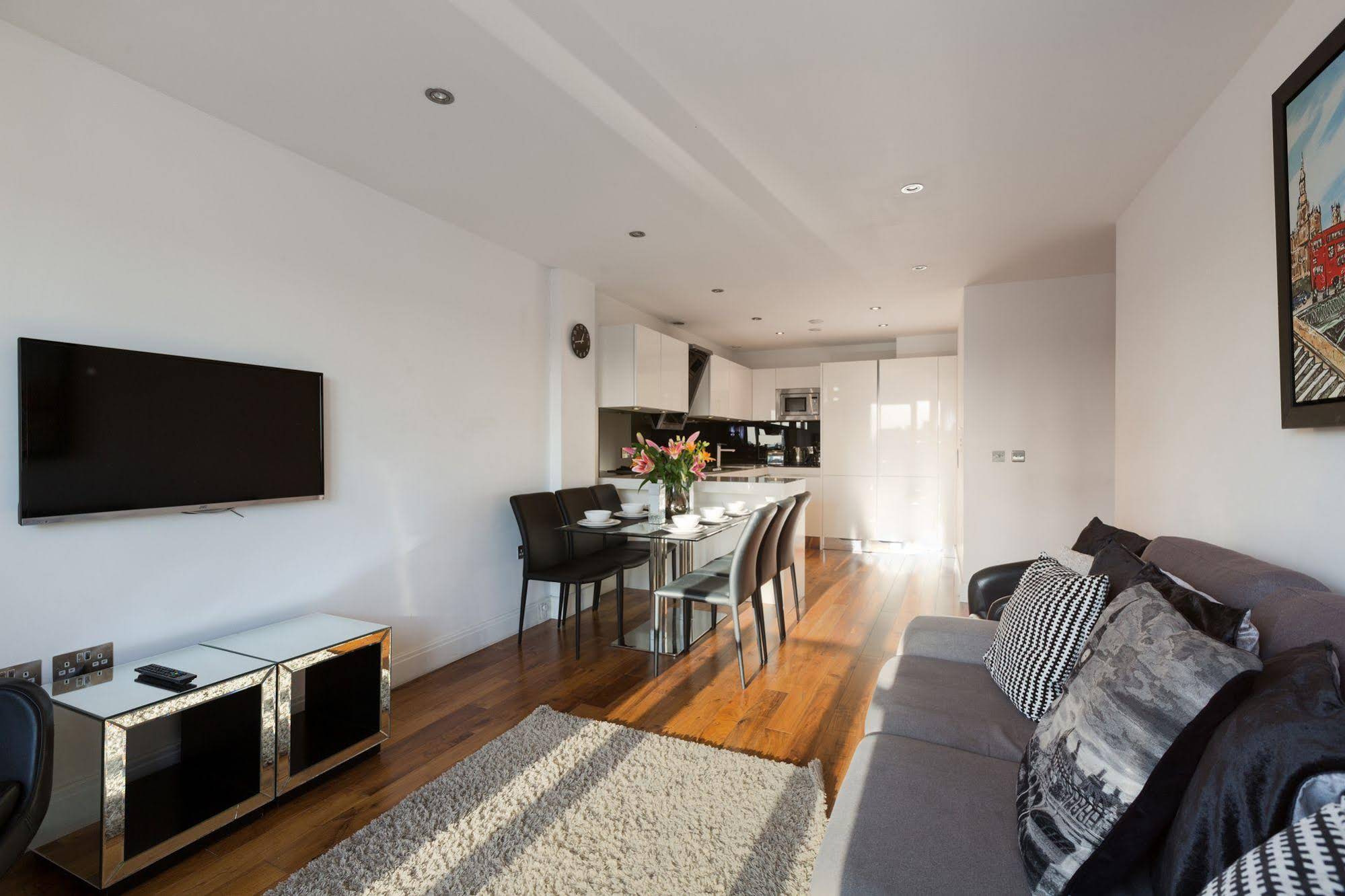 City Courtyard Apartments & Penthouse