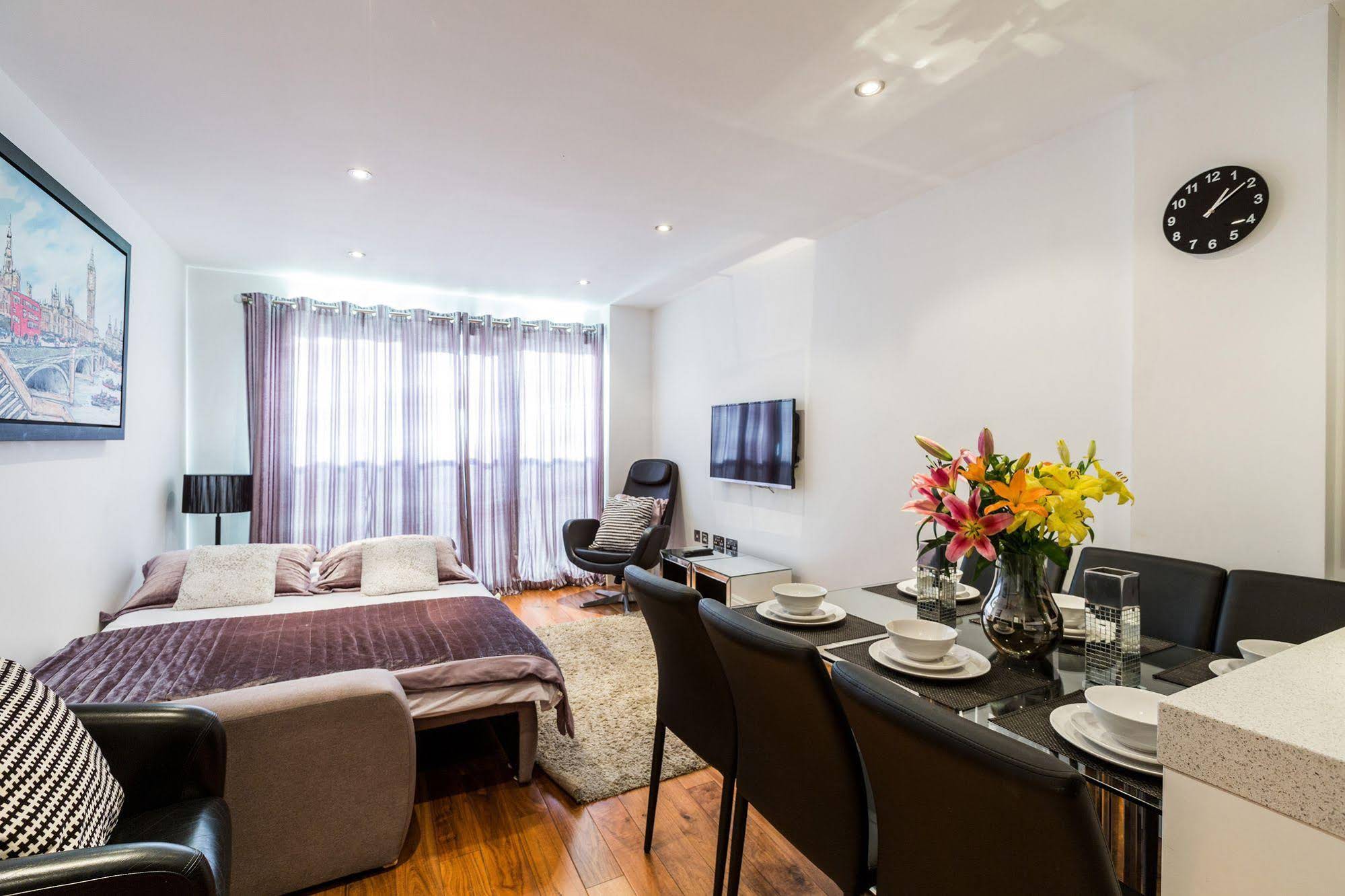 City Courtyard Apartments & Penthouse