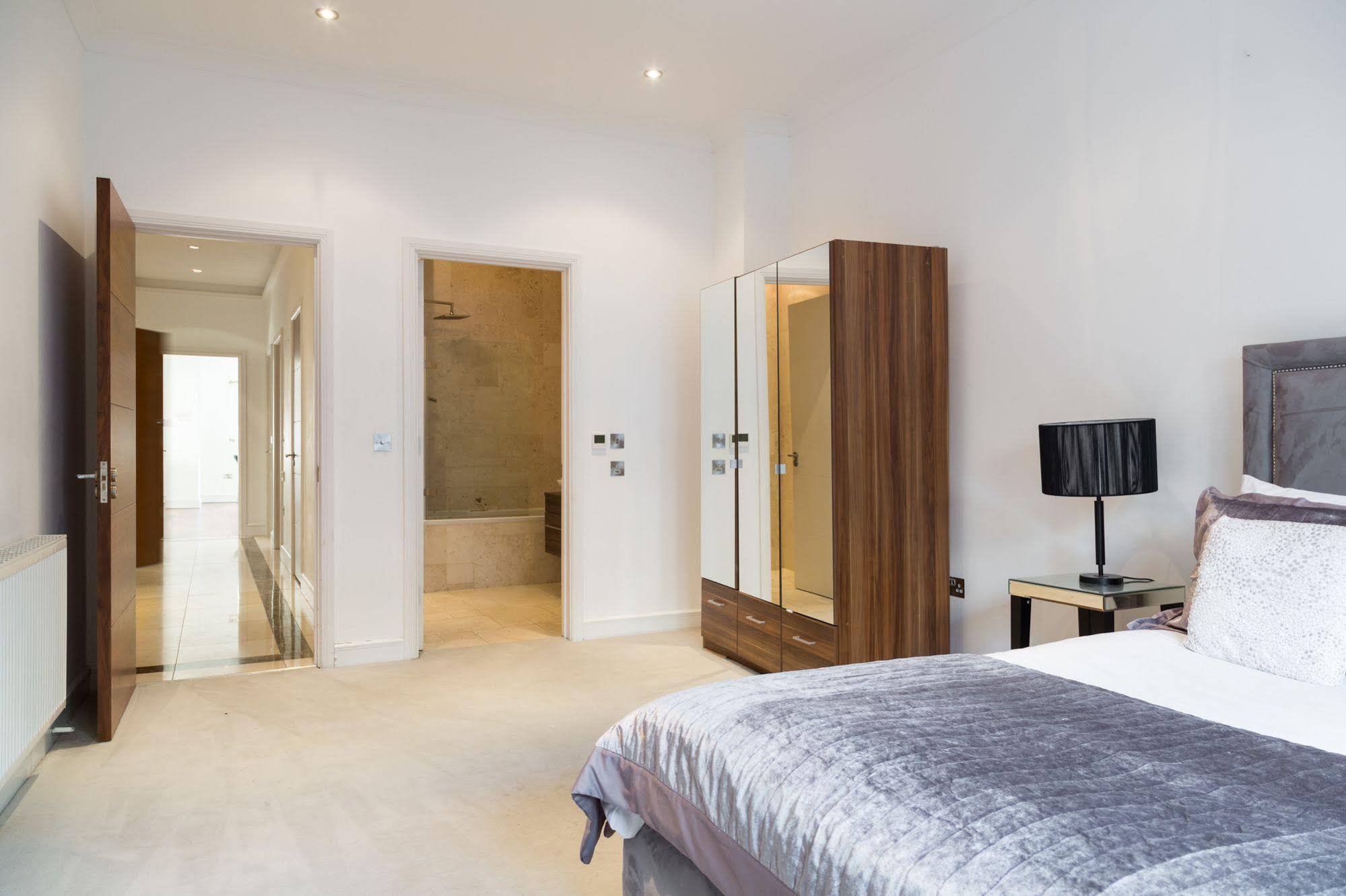 City Courtyard Apartments & Penthouse