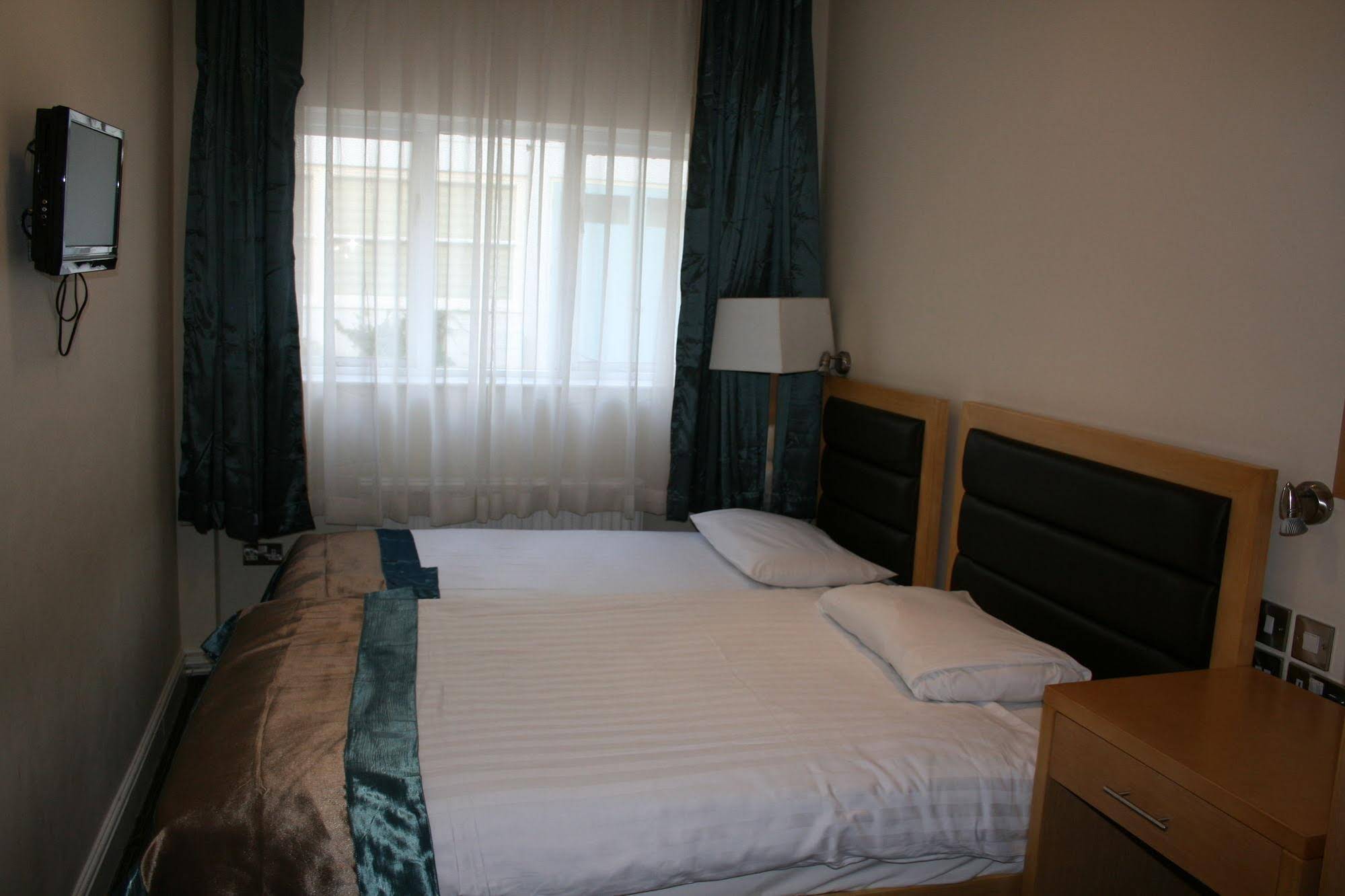 Cromwell International Hotel