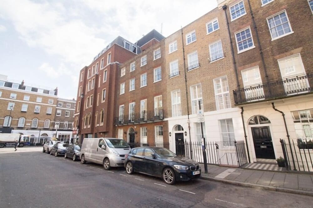 Flying Butler Baker Street Apartments