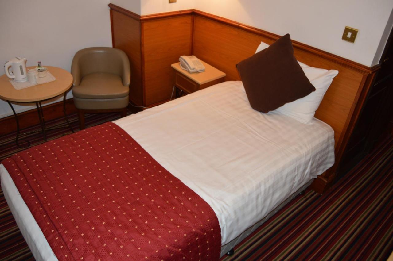 Holiday Villa Hotel & Suites