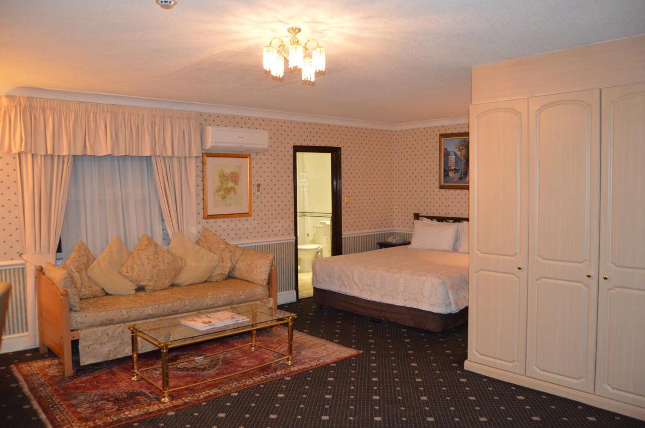 Holiday Villa Hotel & Suites