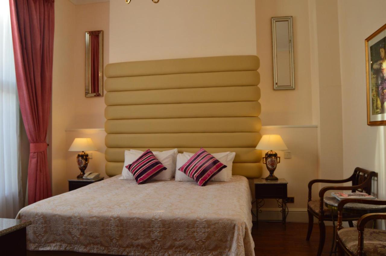 Holiday Villa Hotel & Suites