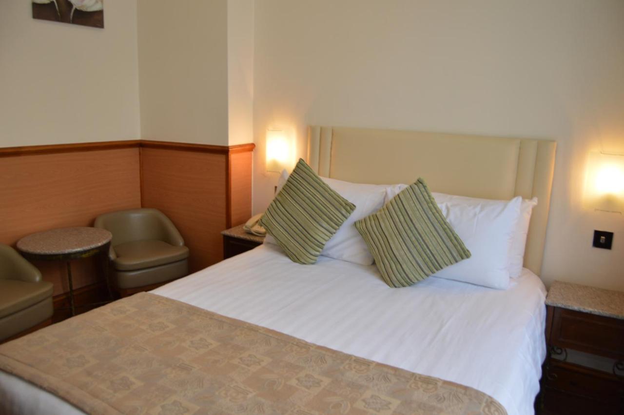 Holiday Villa Hotel & Suites