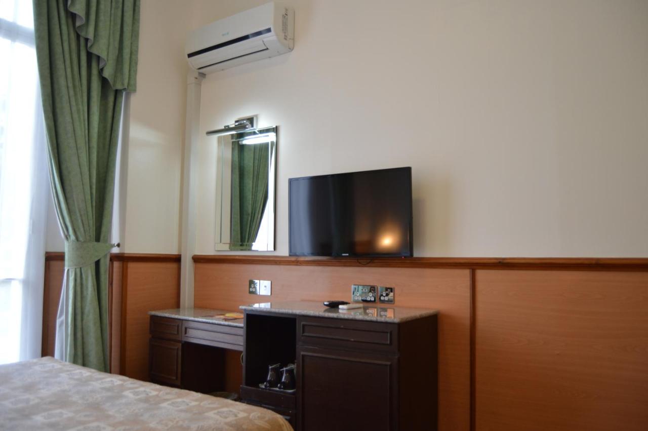 Holiday Villa Hotel & Suites