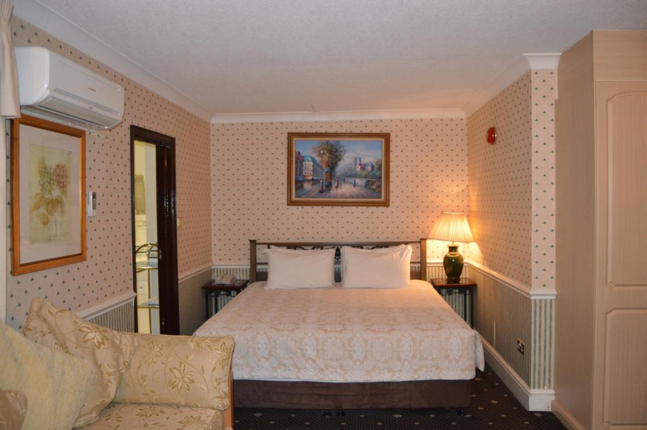 Holiday Villa Hotel & Suites