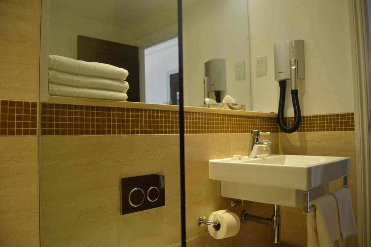 Holiday Villa Hotel & Suites