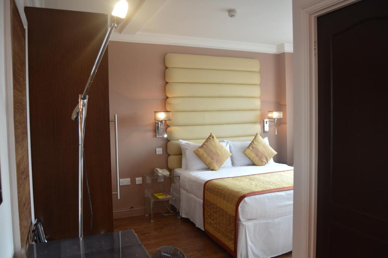 Holiday Villa Hotel & Suites