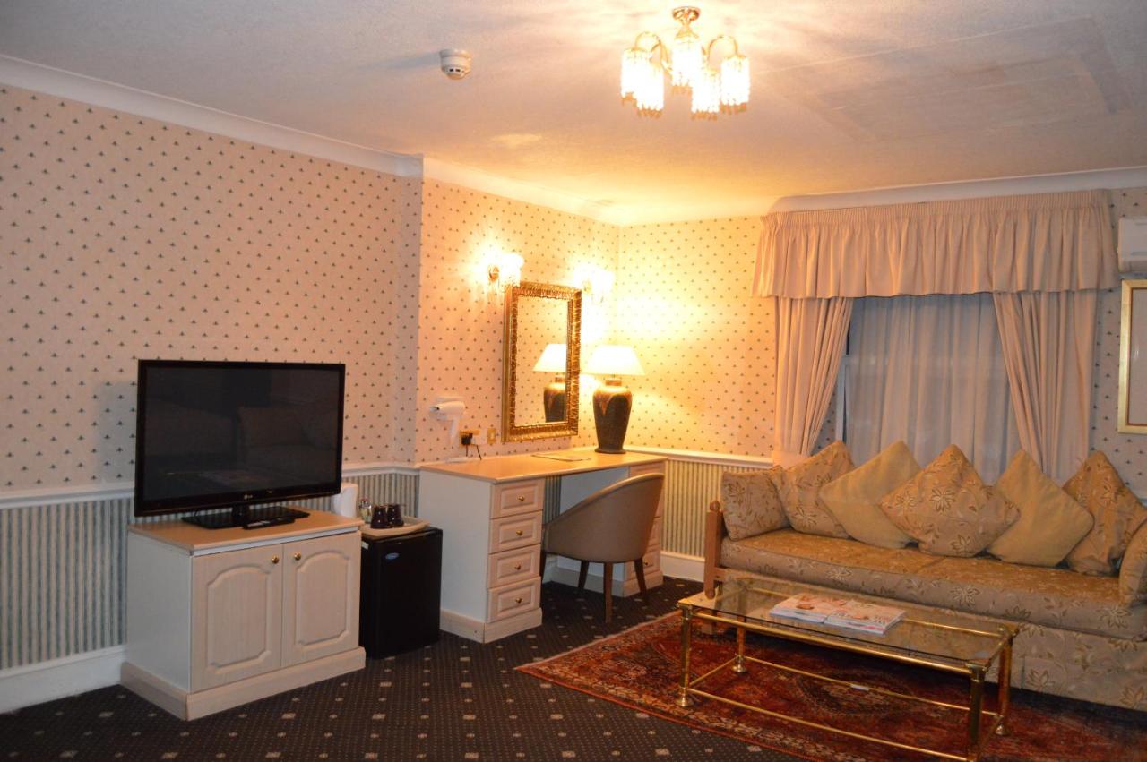 Holiday Villa Hotel & Suites