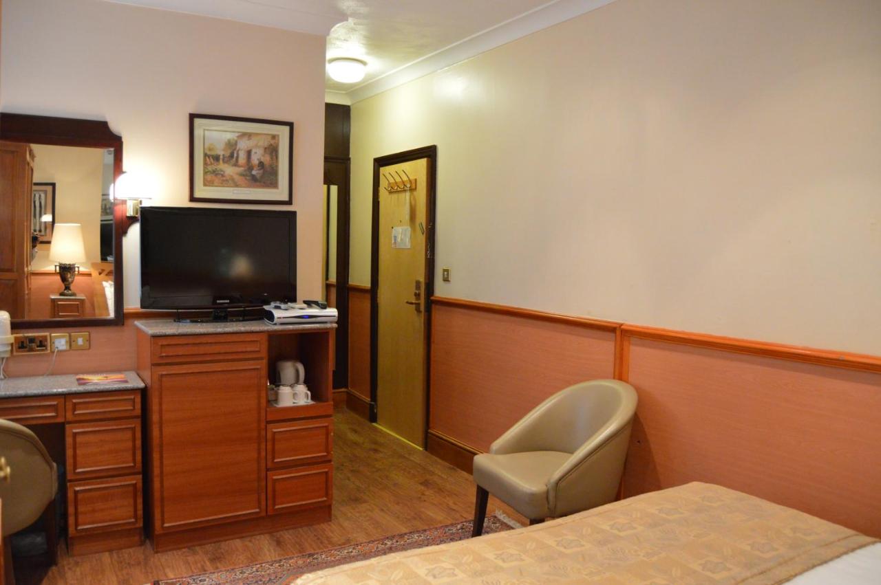 Holiday Villa Hotel & Suites
