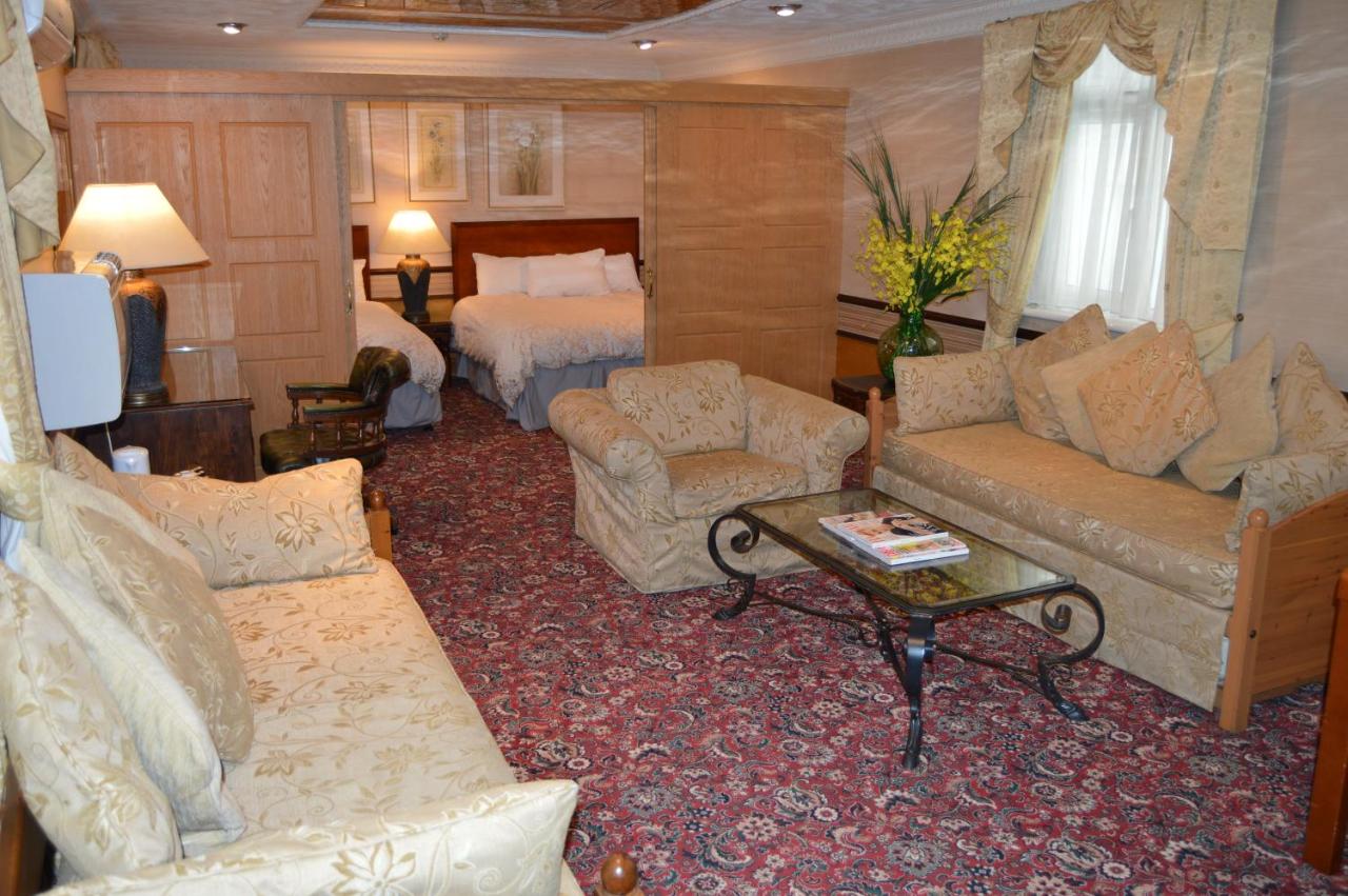 Holiday Villa Hotel & Suites