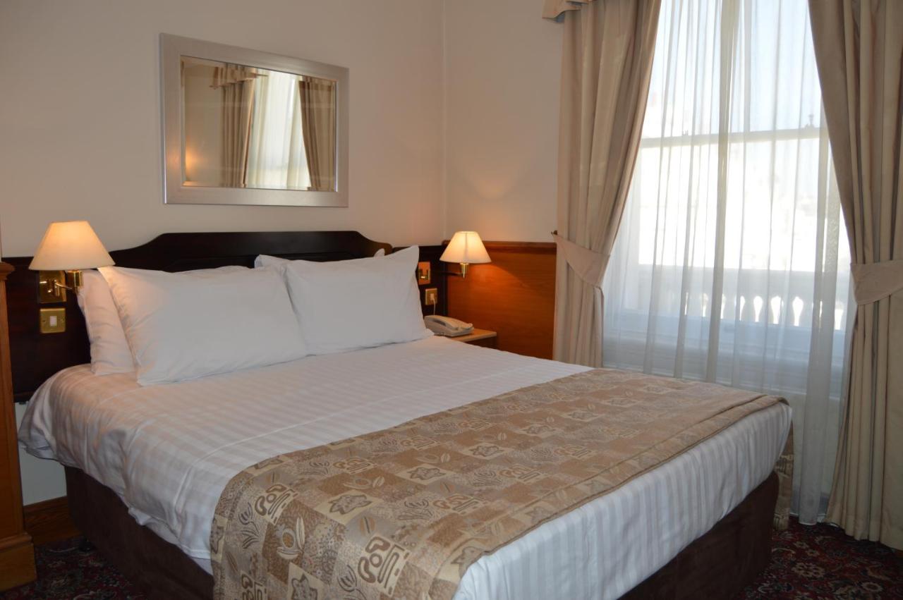 Holiday Villa Hotel & Suites