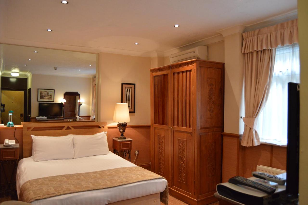Holiday Villa Hotel & Suites