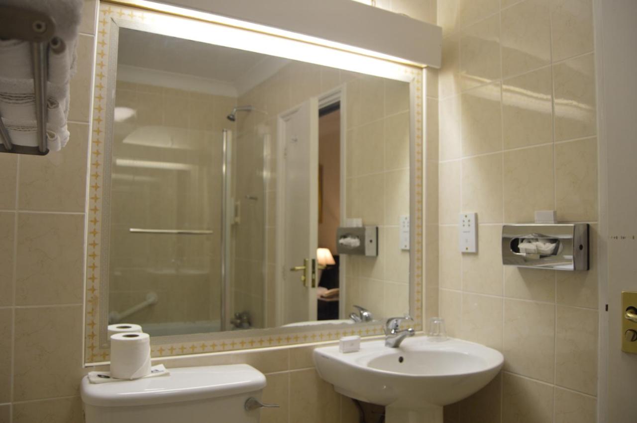 Holiday Villa Hotel & Suites