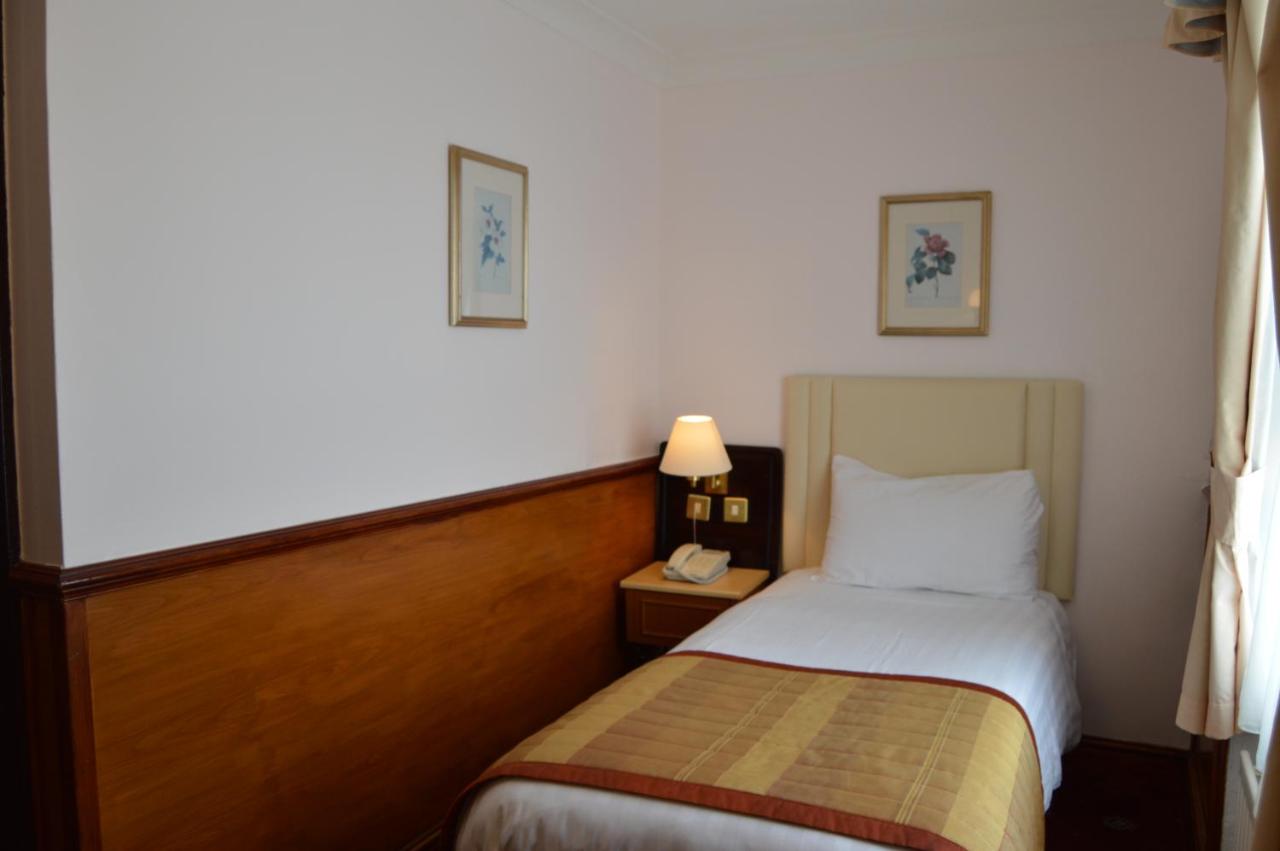 Holiday Villa Hotel & Suites