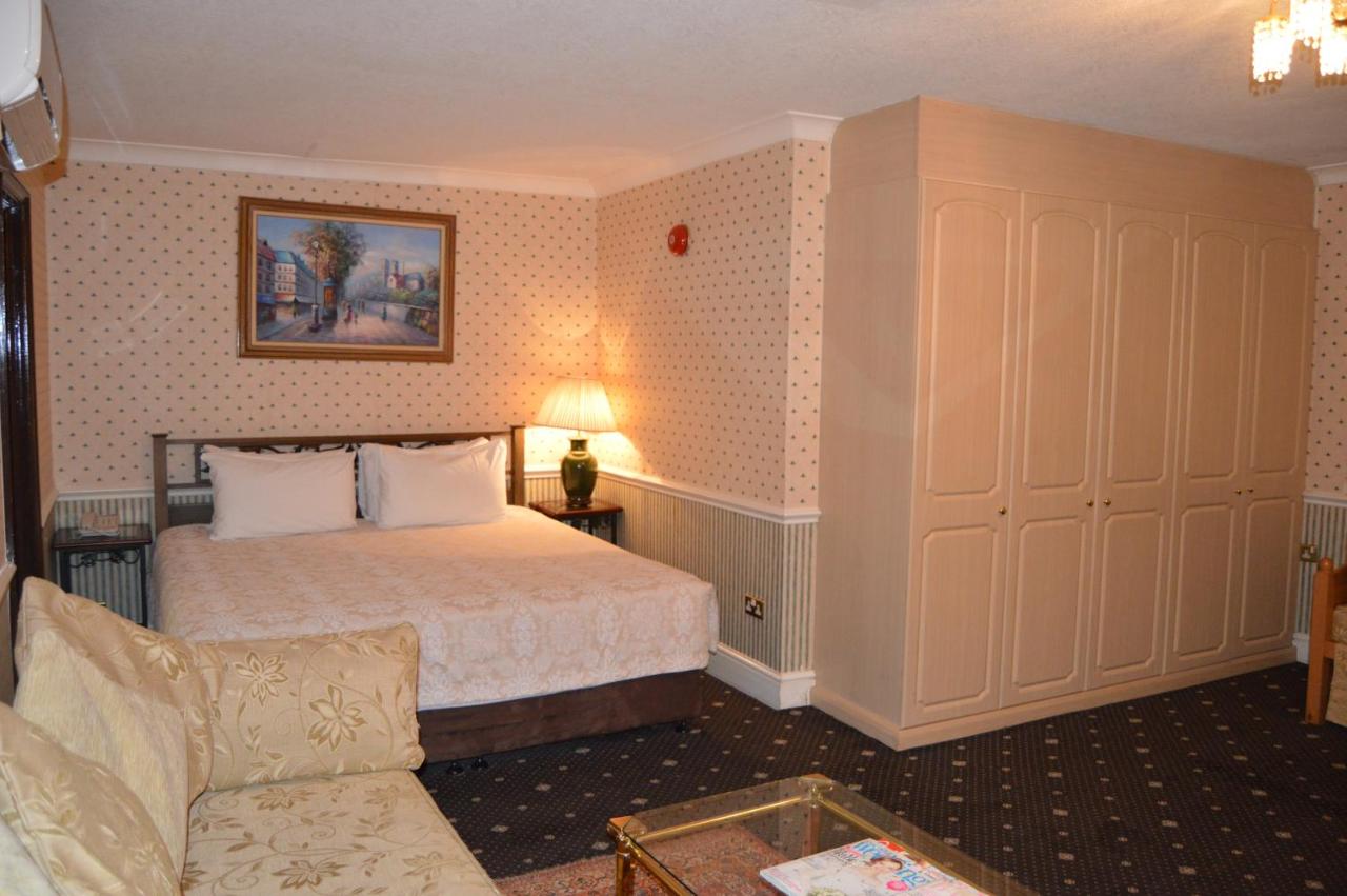 Holiday Villa Hotel & Suites