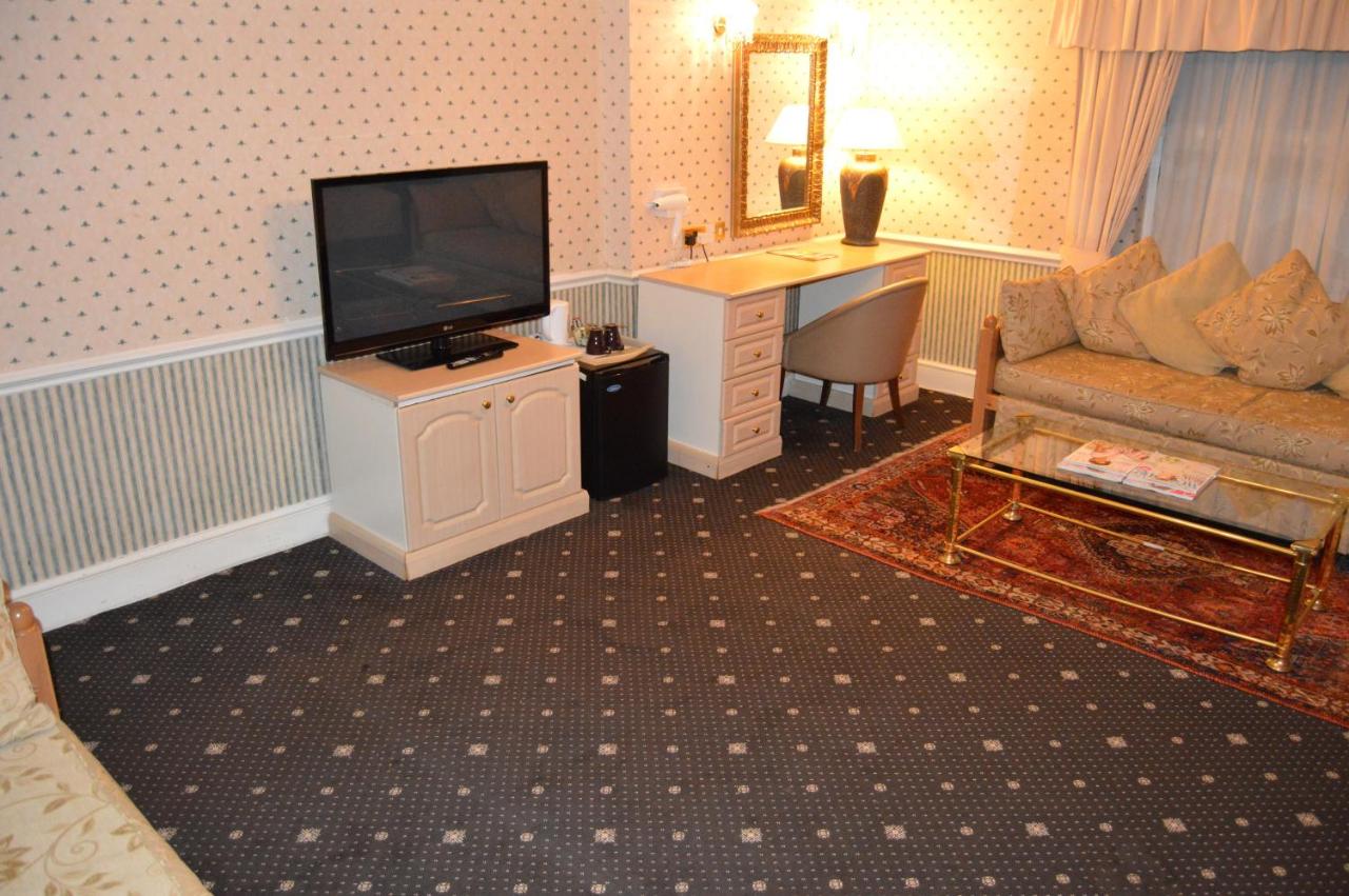 Holiday Villa Hotel & Suites