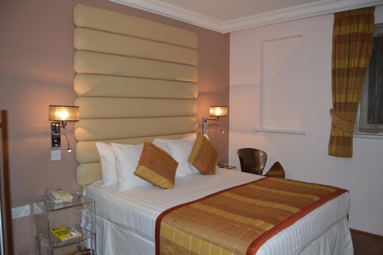 Holiday Villa Hotel & Suites