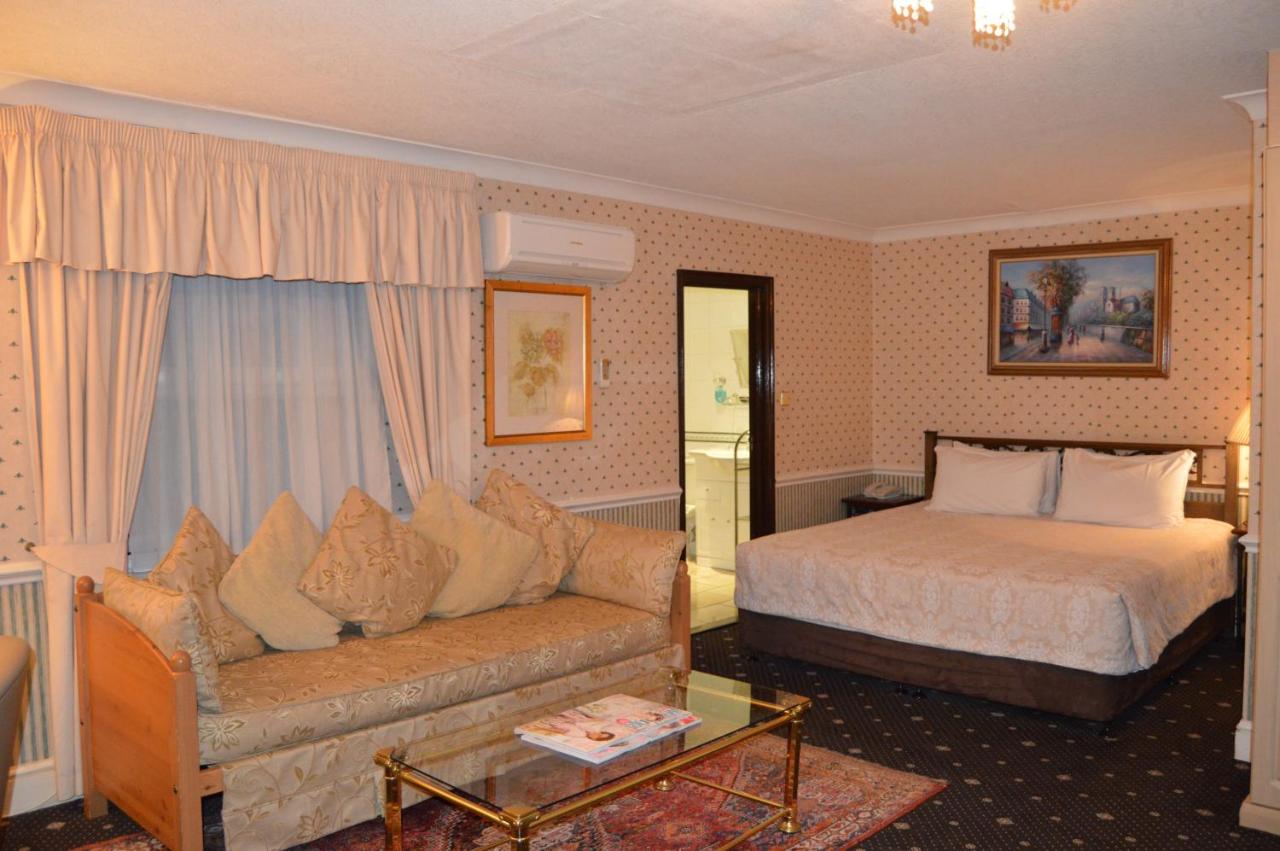 Holiday Villa Hotel & Suites