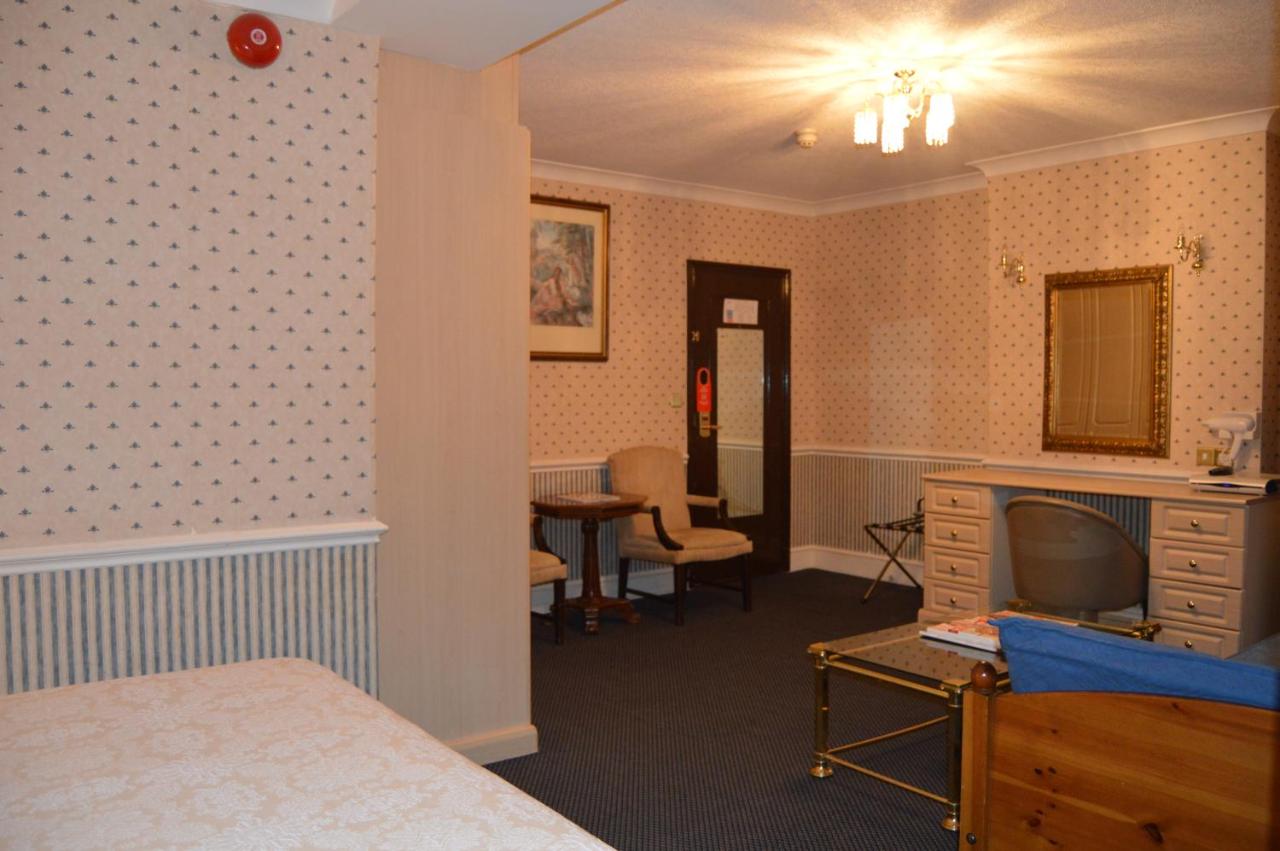 Holiday Villa Hotel & Suites