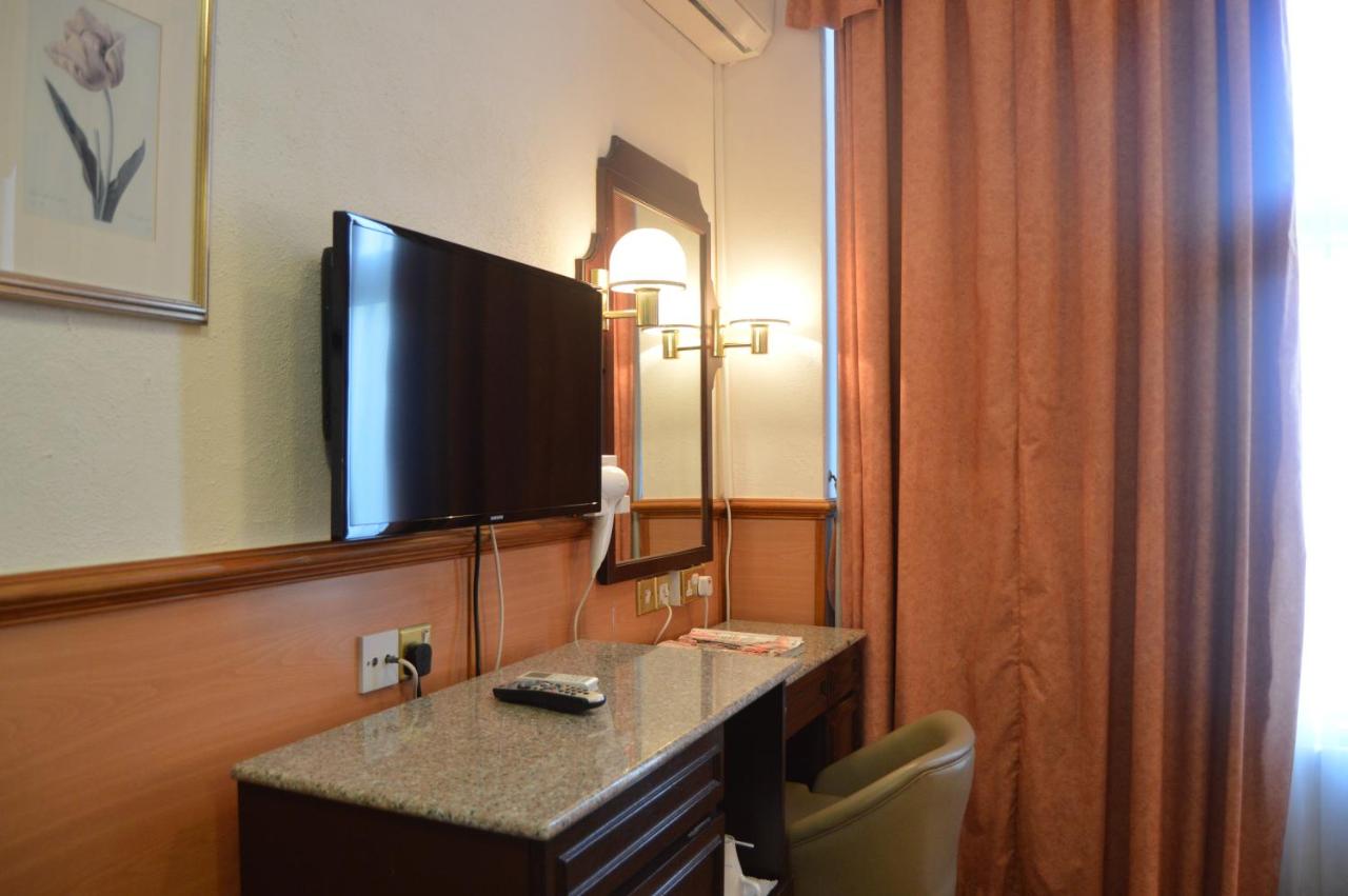 Holiday Villa Hotel & Suites