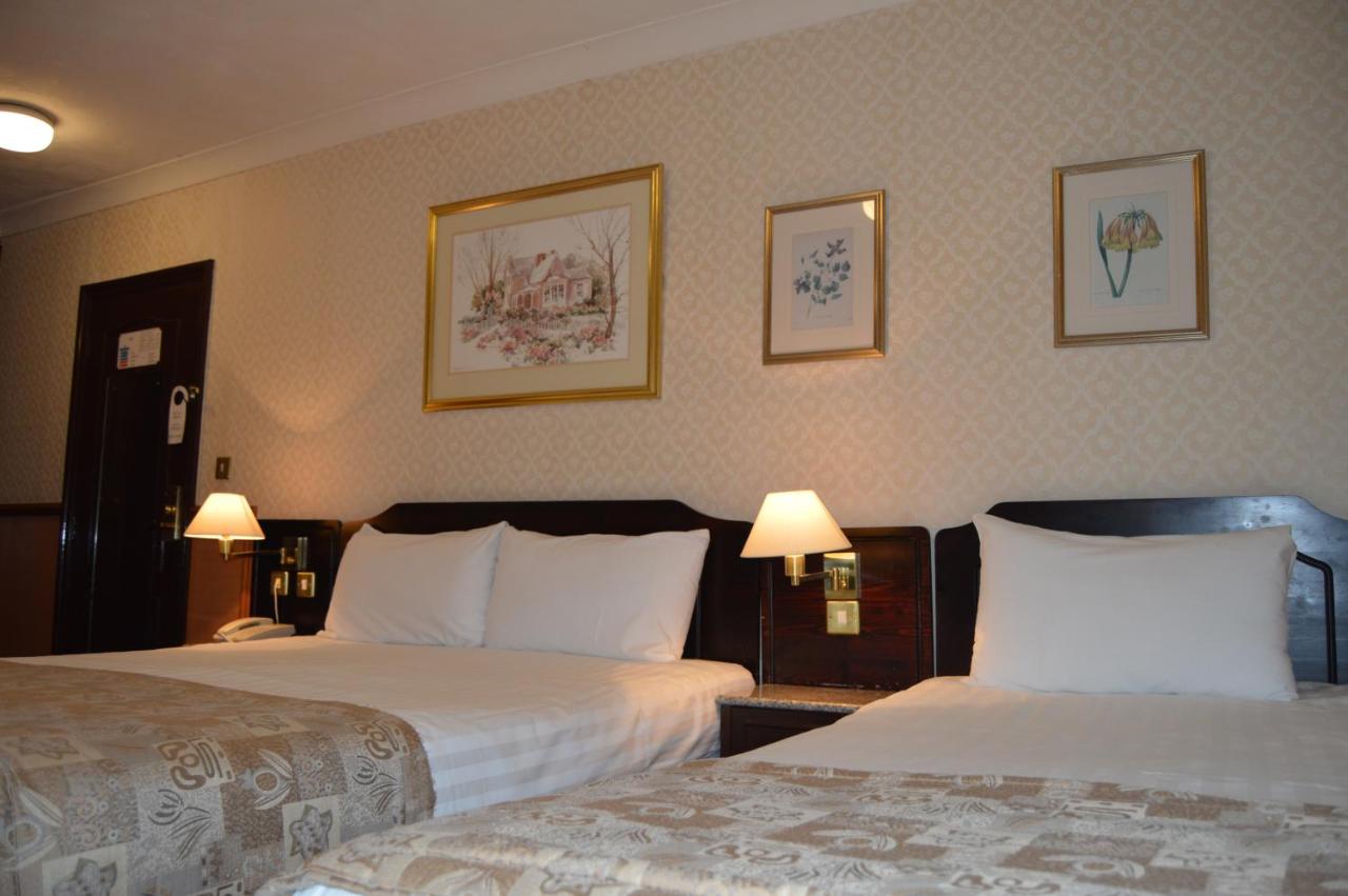 Holiday Villa Hotel & Suites