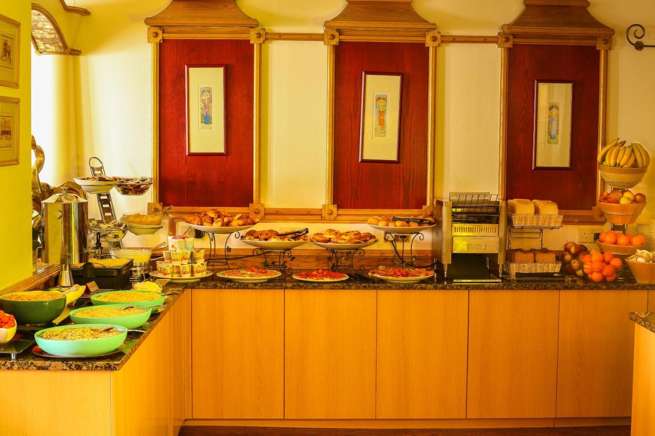 Holiday Villa Hotel & Suites