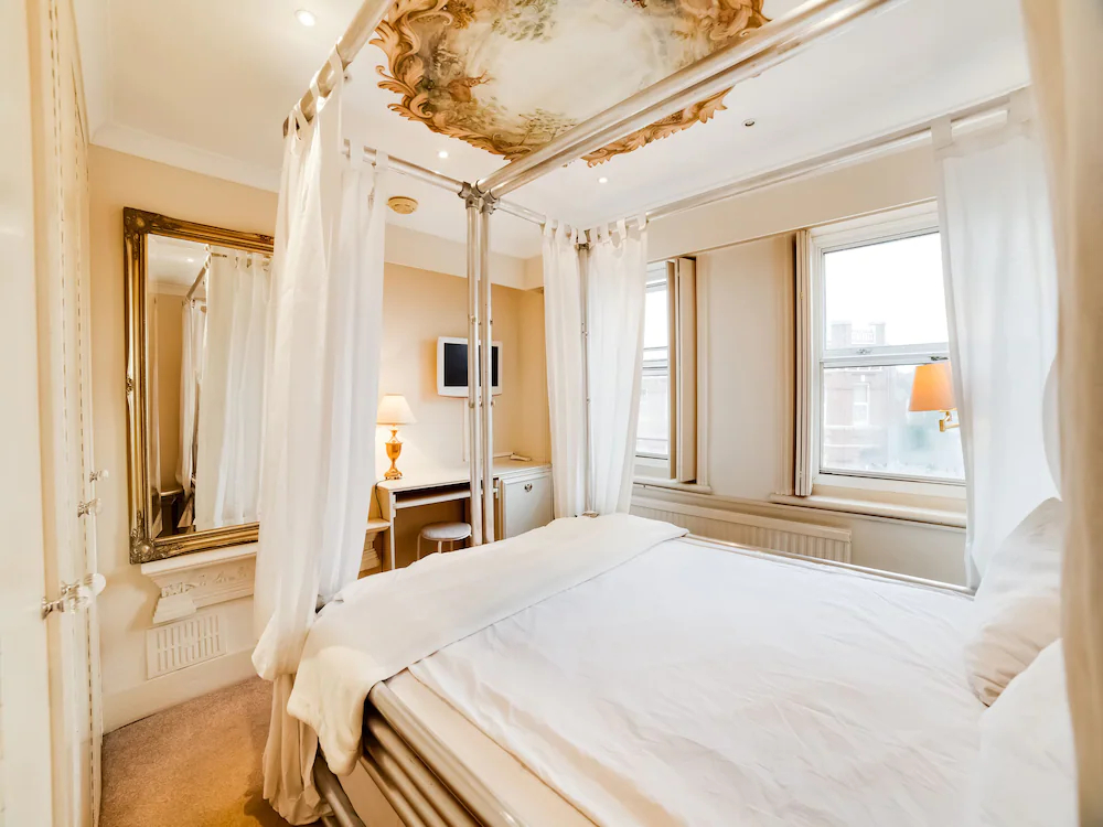 London Lodge by OYO Rooms