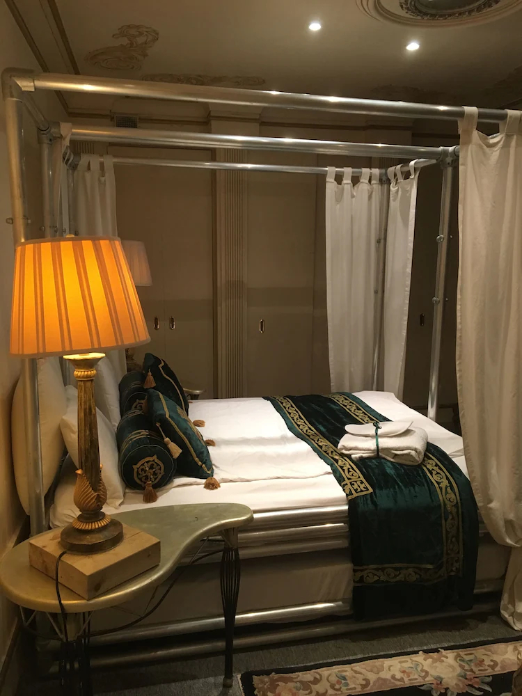 London Lodge by OYO Rooms