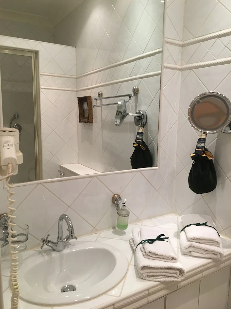 London Lodge by OYO Rooms
