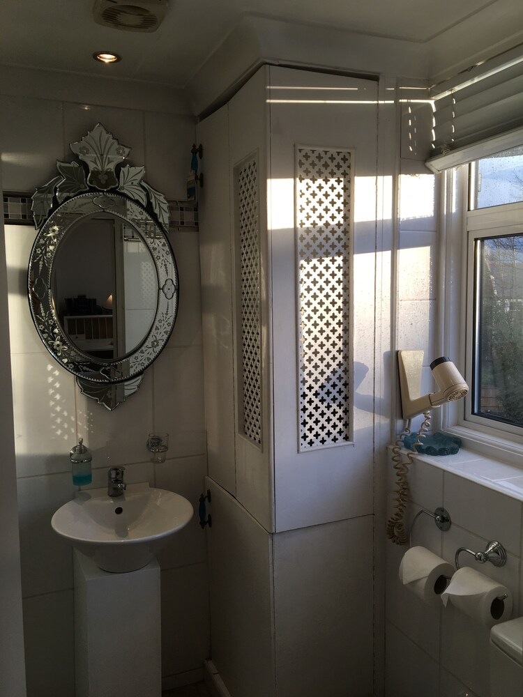 London Lodge by OYO Rooms