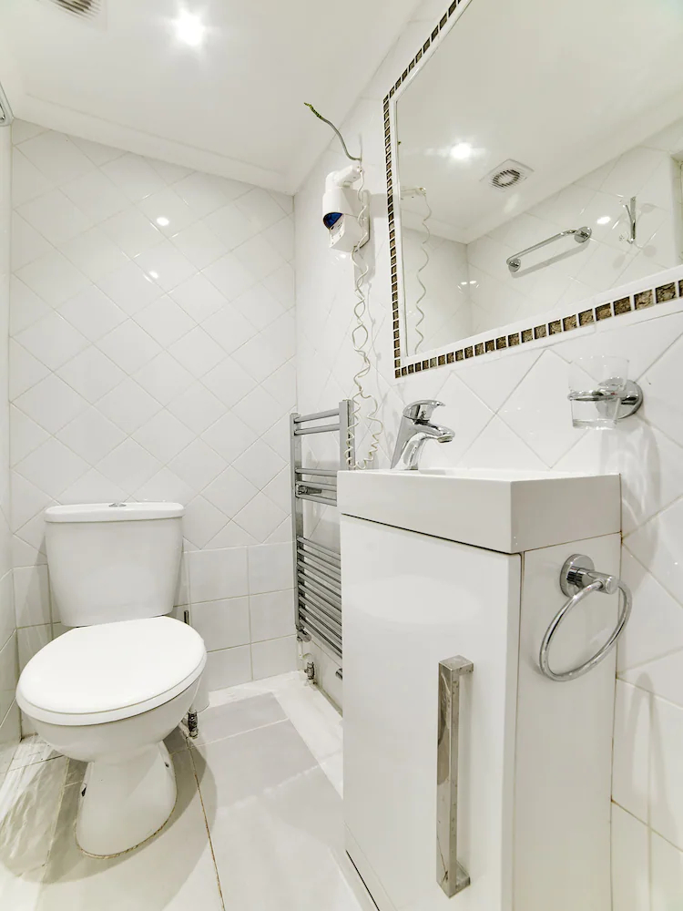 London Lodge by OYO Rooms