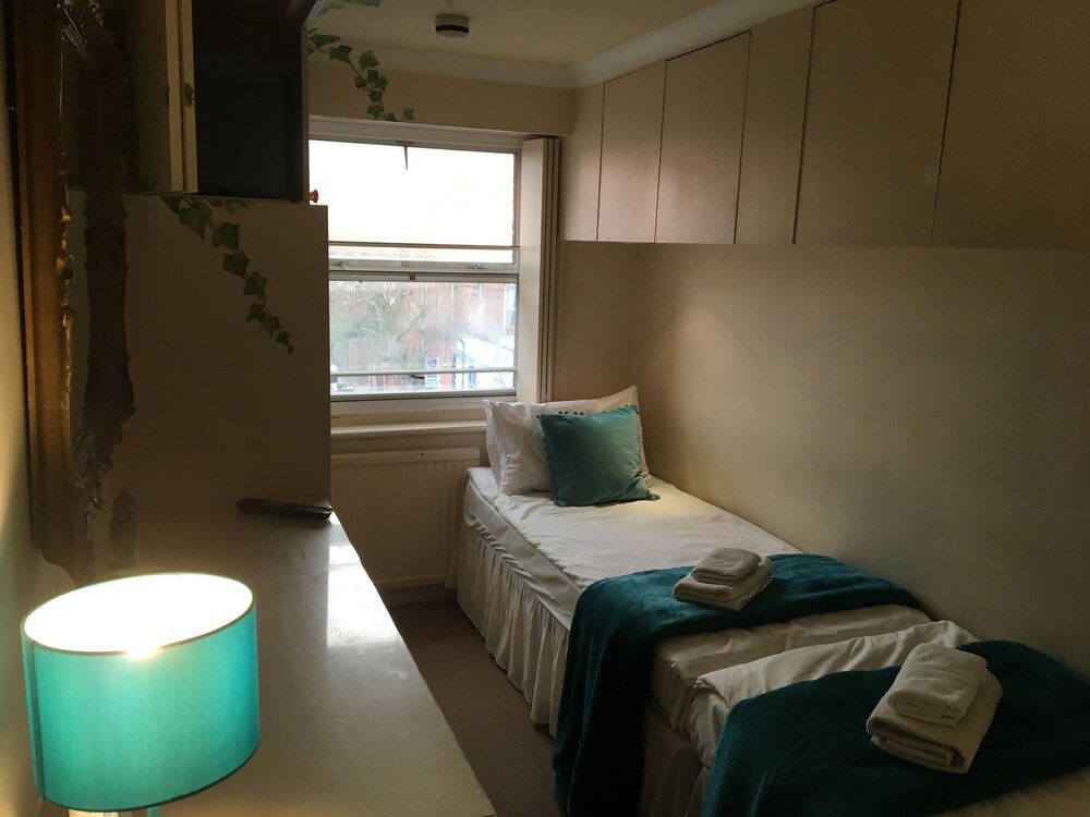 London Lodge by OYO Rooms
